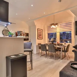 The Hepburn - Floor - Luxury For Up To 6 Guests Near Open Air Theatre And North Bay , Scarborough United Kingdom